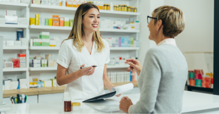 Femeie care discută cu un farmacist.